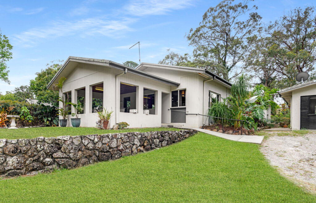 L37231870-TANAH-MERAH