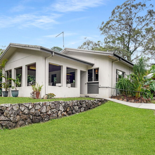 L37231870-TANAH-MERAH